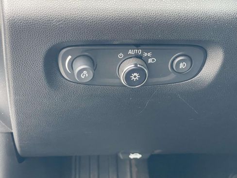 Used 2020 Chevrolet Traverse LT FWD image 19
