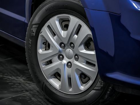 Used 2018 Dodge Grand Caravan SE image 3