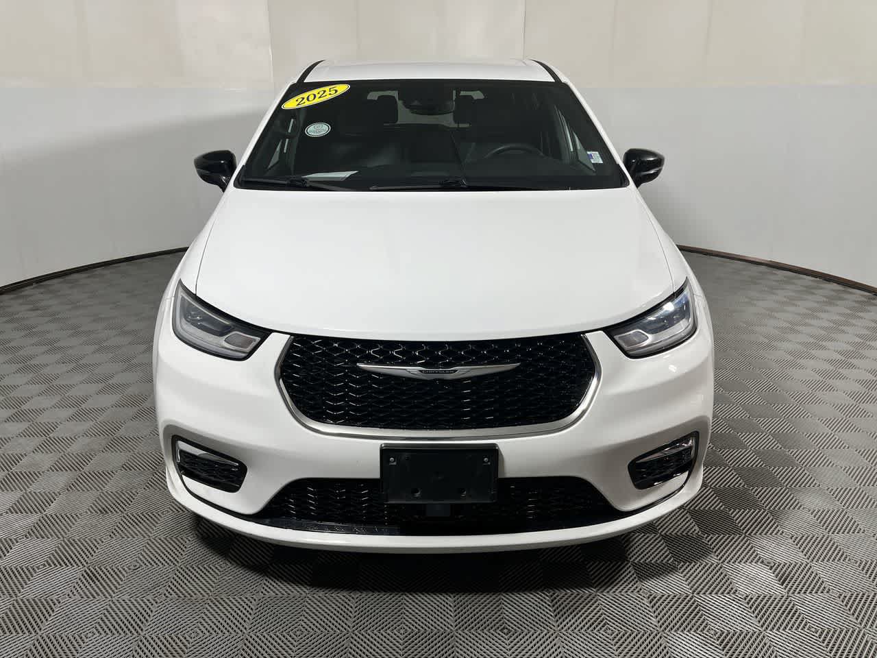 Used 2025 Chrysler Pacifica Select FWD image 3