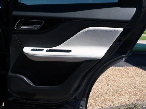 Used 2019 Jaguar F-PACE Prestige image 13