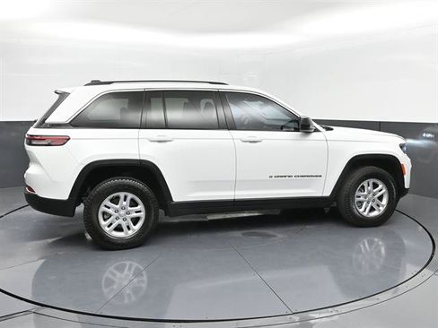 Used 2023 Jeep Grand Cherokee Laredo AWD/4WD image 28