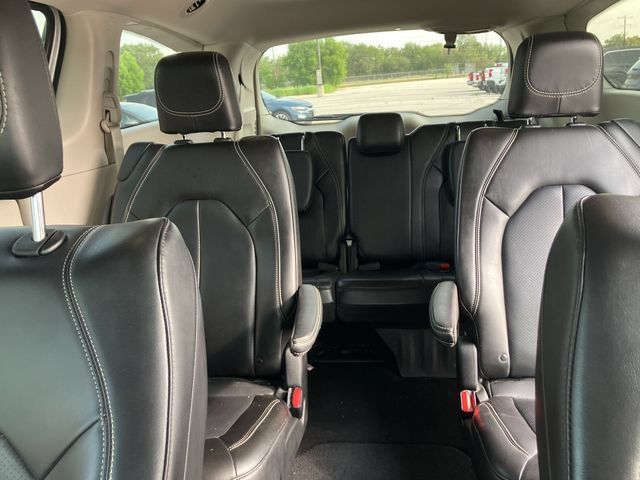 Used 2023 Chrysler Pacifica Touring-L FWD image 13