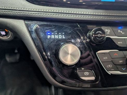 Used 2023 Chrysler Pacifica Touring-L w/ Uconnect Theater Family Group FWD image 25