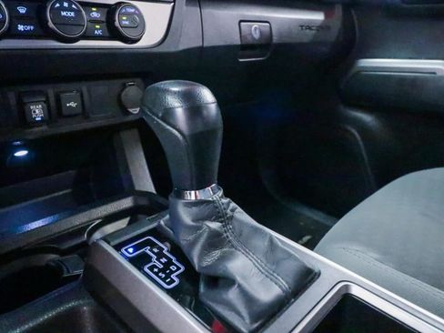 Used 2022 Toyota Tacoma SR5 RWD image 18