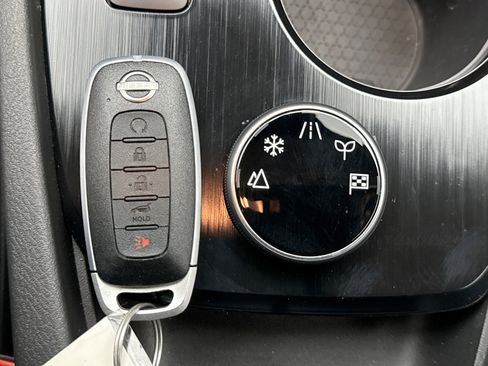 Used 2023 Nissan Rogue SV w/ SV Premium B Package image 23