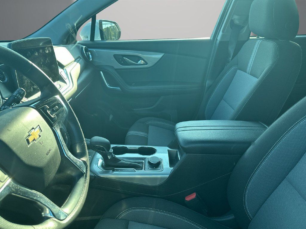 Used 2024 Chevrolet Blazer LT w/ Convenience Package FWD image 3