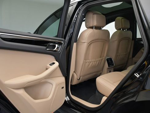Certified 2025 Porsche Macan AWD/4WD image 43
