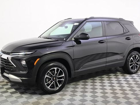 Used 2025 Chevrolet TrailBlazer LT AWD/4WD image 2