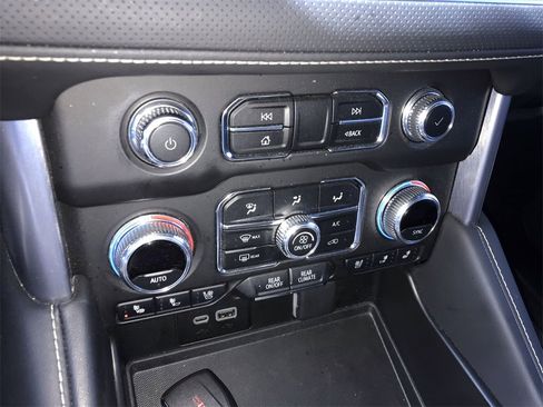 Used 2024 GMC Yukon XL SLT w/ SLT Luxury Package image 19