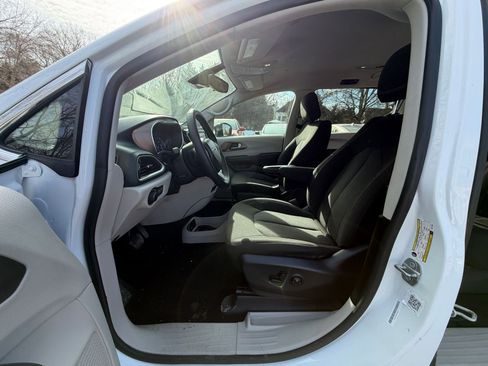 Used 2024 Chrysler Voyager LX image 29