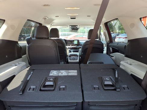 Used 2024 Kia Carnival EX FWD image 31