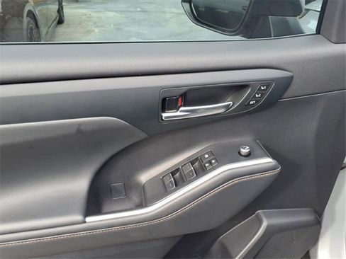 Used 2023 Toyota Highlander Bronze Edition image 12