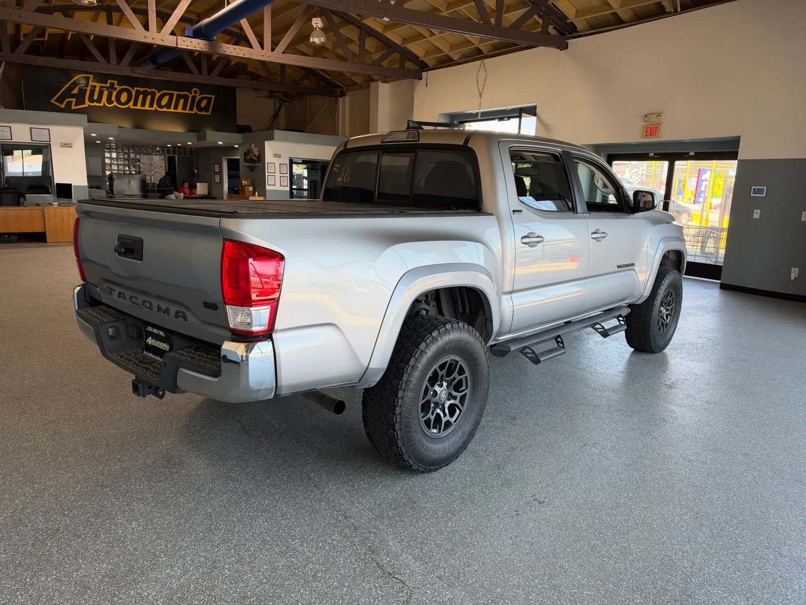Used 2017 Toyota Tacoma SR5 w/ Tow Package RWD image 7