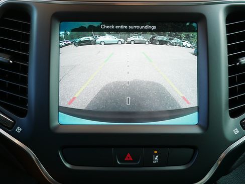 Used 2022 Jeep Cherokee Latitude Lux w/ Mopar Interior Package AWD/4WD image 27