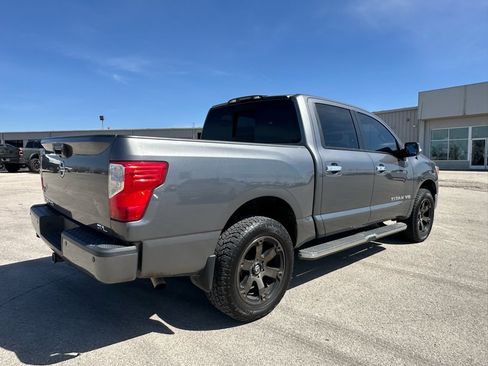 Used 2019 Nissan Titan SL image 2
