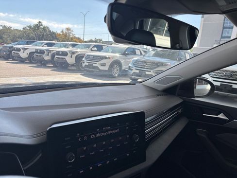 Used 2025 Volkswagen Jetta SE image 34