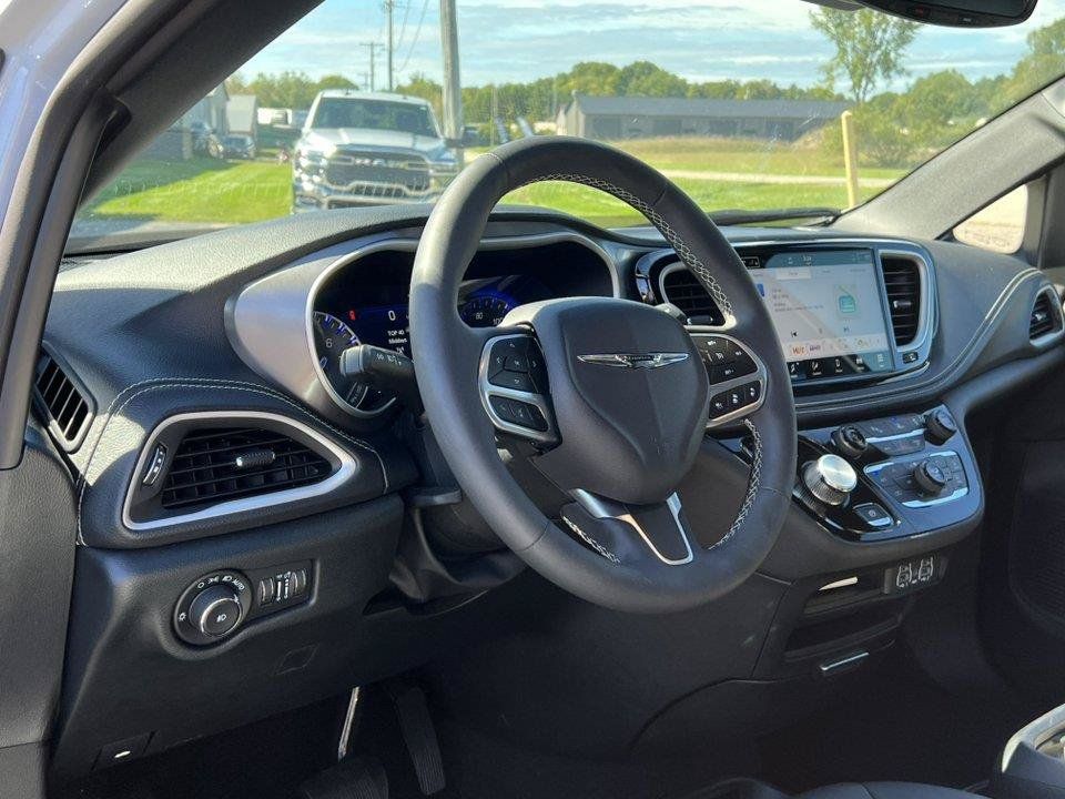 Used 2025 Chrysler Pacifica Select AWD/4WD image 2