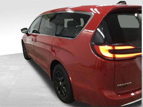 Used 2025 Chrysler Pacifica Select FWD image 35