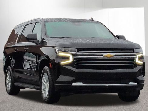 Used 2024 Chevrolet Suburban LT image 3