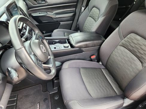 Used 2025 Nissan Pathfinder SV AWD/4WD image 12