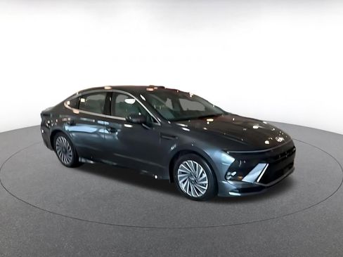 Used 2025 Hyundai Sonata SEL FWD image 2