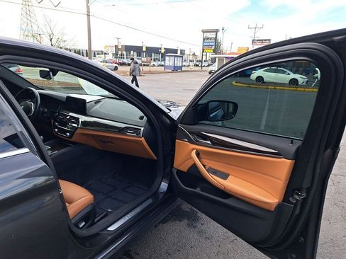 Used 2019 BMW 530e w/ Premium Package image 16