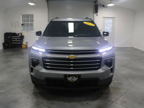 Used 2024 Chevrolet Traverse LT image 3