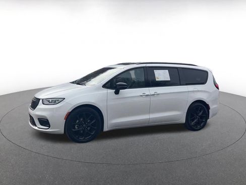 Used 2025 Chrysler Pacifica Limited image 8