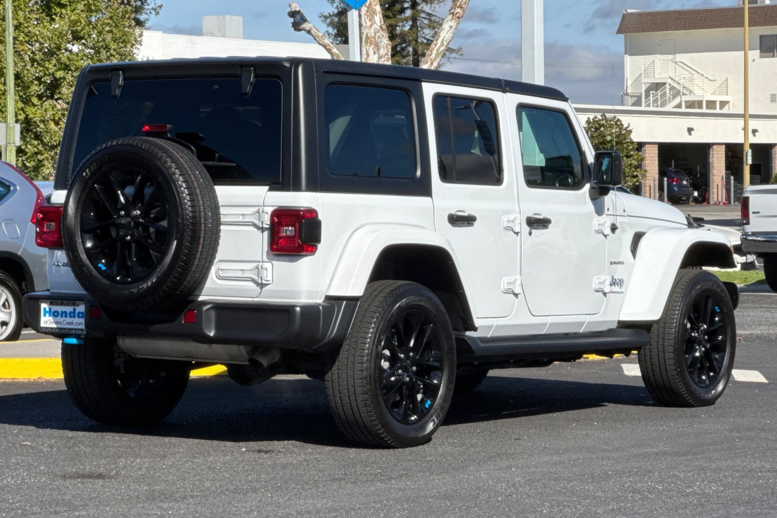 Used 2023 Jeep Wrangler Unlimited Sahara AWD/4WD image 9
