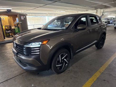 Used 2025 Nissan Kicks SV FWD image 1