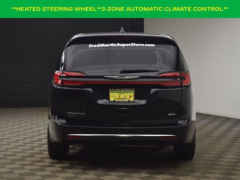 Used 2023 Chrysler Pacifica Touring-L image 9