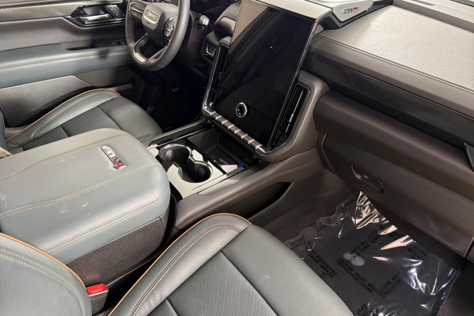 Used 2025 GMC Yukon AT4 w/ AT4 Premium Package AWD/4WD image 13