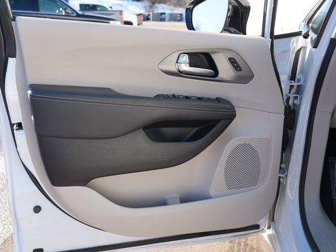 Used 2024 Chrysler Pacifica Touring-L image 14