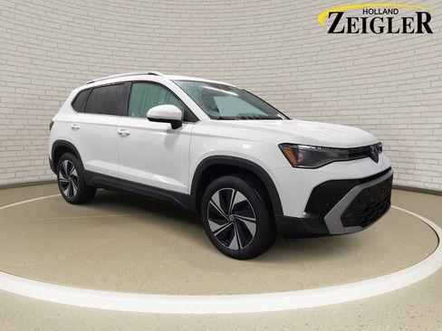 Used 2025 Volkswagen Taos SE AWD/4WD image 3