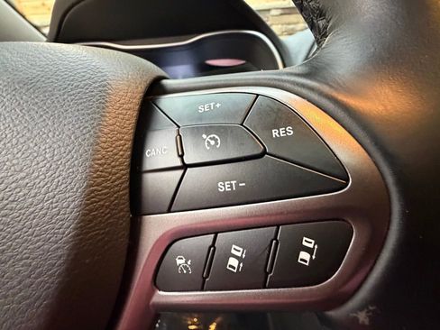 Used 2021 Jeep Cherokee Limited image 23