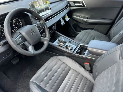 New 2025 Mitsubishi Outlander SE image 11