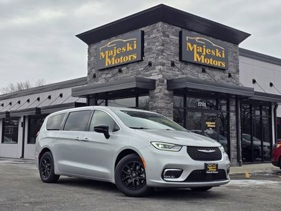 Used 2024 Chrysler Pacifica Touring-L