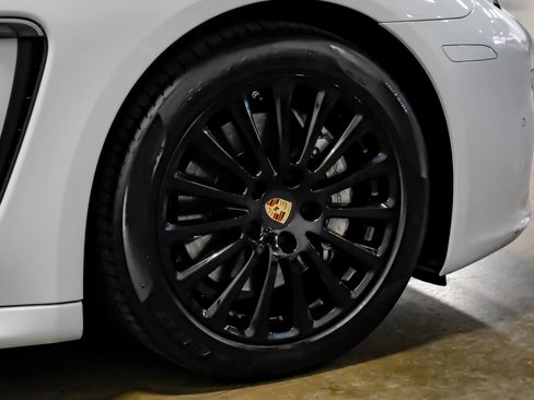Used 2014 Porsche Panamera S image 35