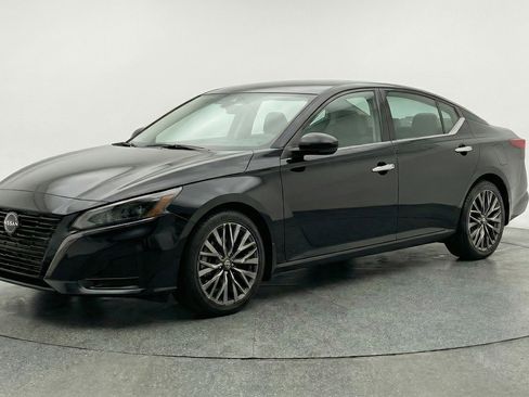 Used 2025 Nissan Altima 2.5 SV FWD image 3