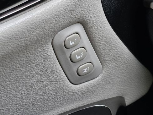 Used 2018 Toyota Avalon Limited image 11