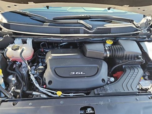Used 2024 Chrysler Pacifica Touring-L image 36