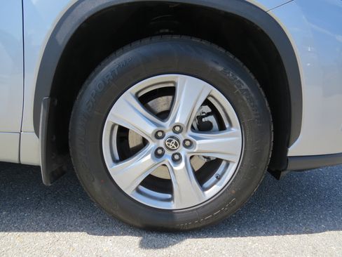 Used 2023 Toyota Highlander LE image 8