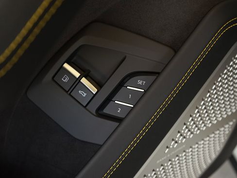 Used 2025 Lamborghini Urus SE AWD/4WD image 31