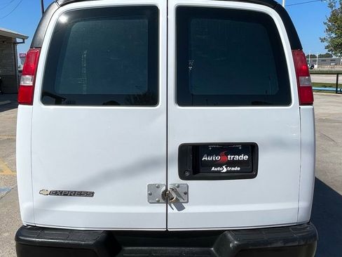 Used 2017 Chevrolet Express 2500 Extended image 10