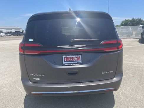 Used 2023 Chrysler Pacifica Limited FWD image 5