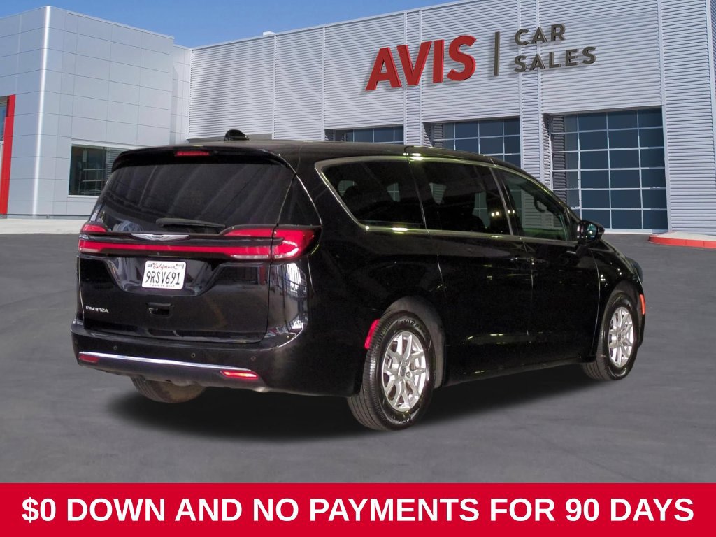 Used 2025 Chrysler Pacifica Select FWD image 6