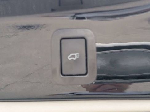 Used 2018 Toyota Highlander Limited FWD image 13