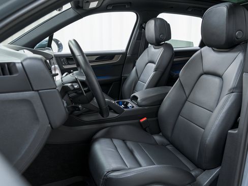 New 2025 Porsche Cayenne image 16