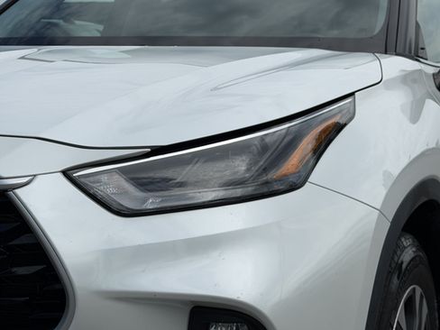 Used 2022 Toyota Highlander XLE FWD image 6