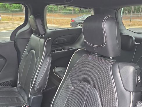 Used 2018 Chrysler Pacifica Limited w/ S Appearance Package FWD image 19